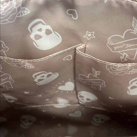 Betsey Johnson | Skull & Floral Embossed Tote w/Wallet - Picture 12 of 15